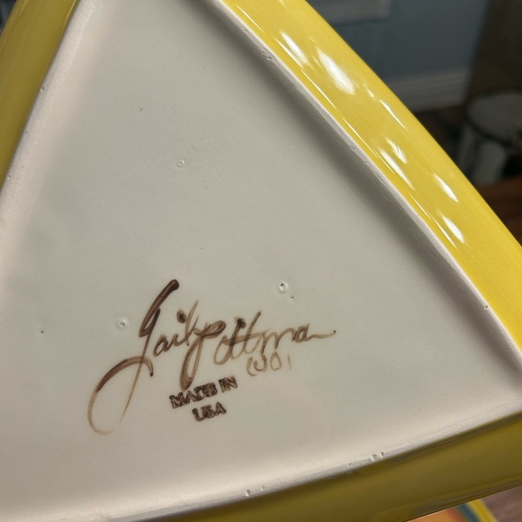 RARE Discontinued 4 NEW Gail Pittman Yellow Triangle Salad Plates-SIGNED! - Picture 3 of 3